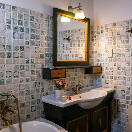 Jokasta & Erato Hanya